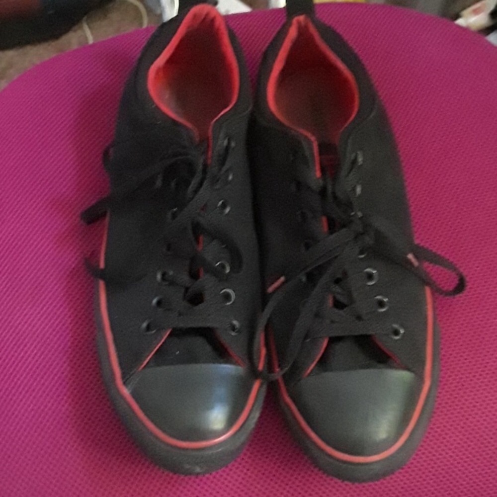 Guys Converse, still in good condition.